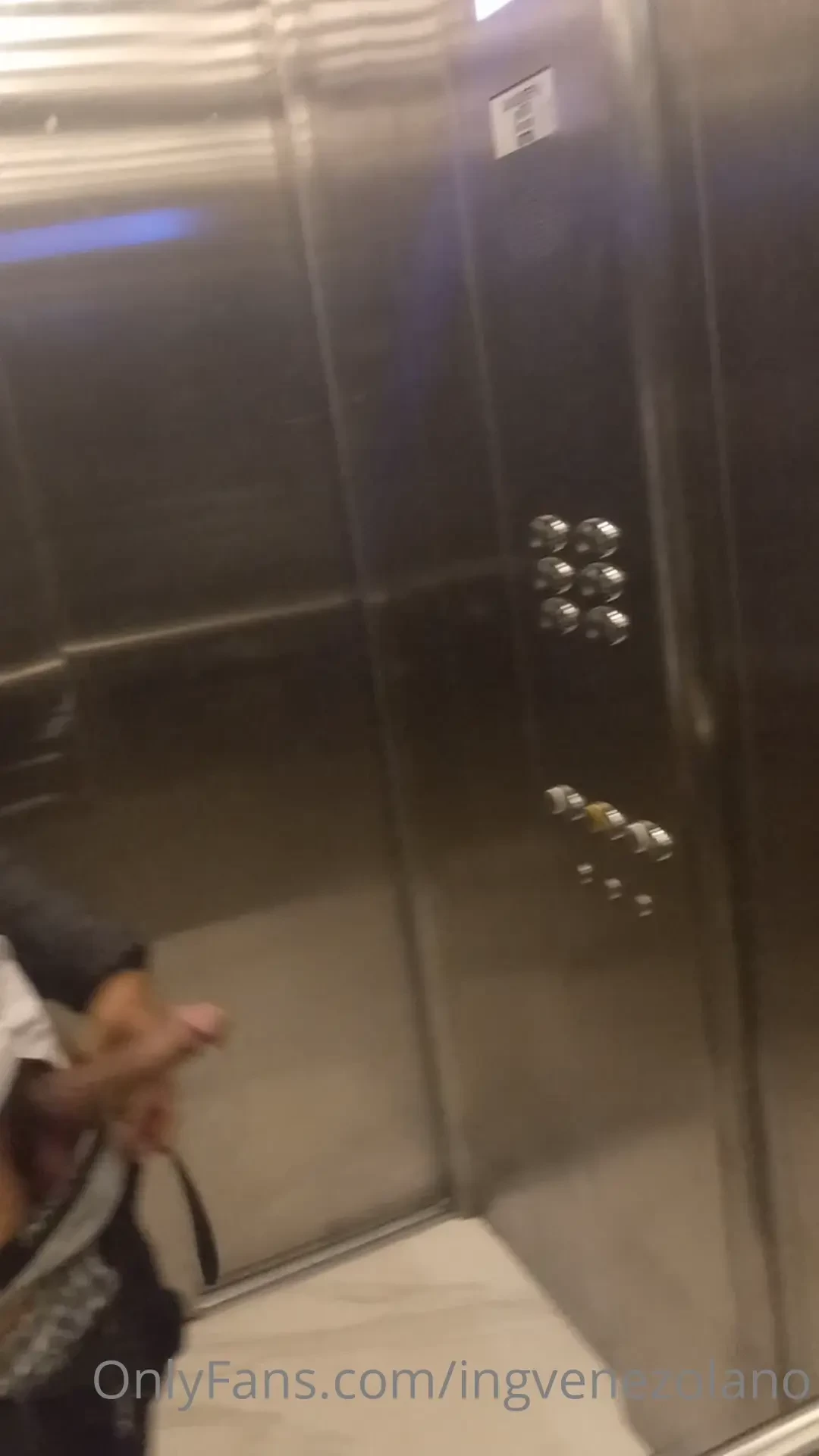 Justo ahora necesito una mamada en el ascensor vienes a d rmela 