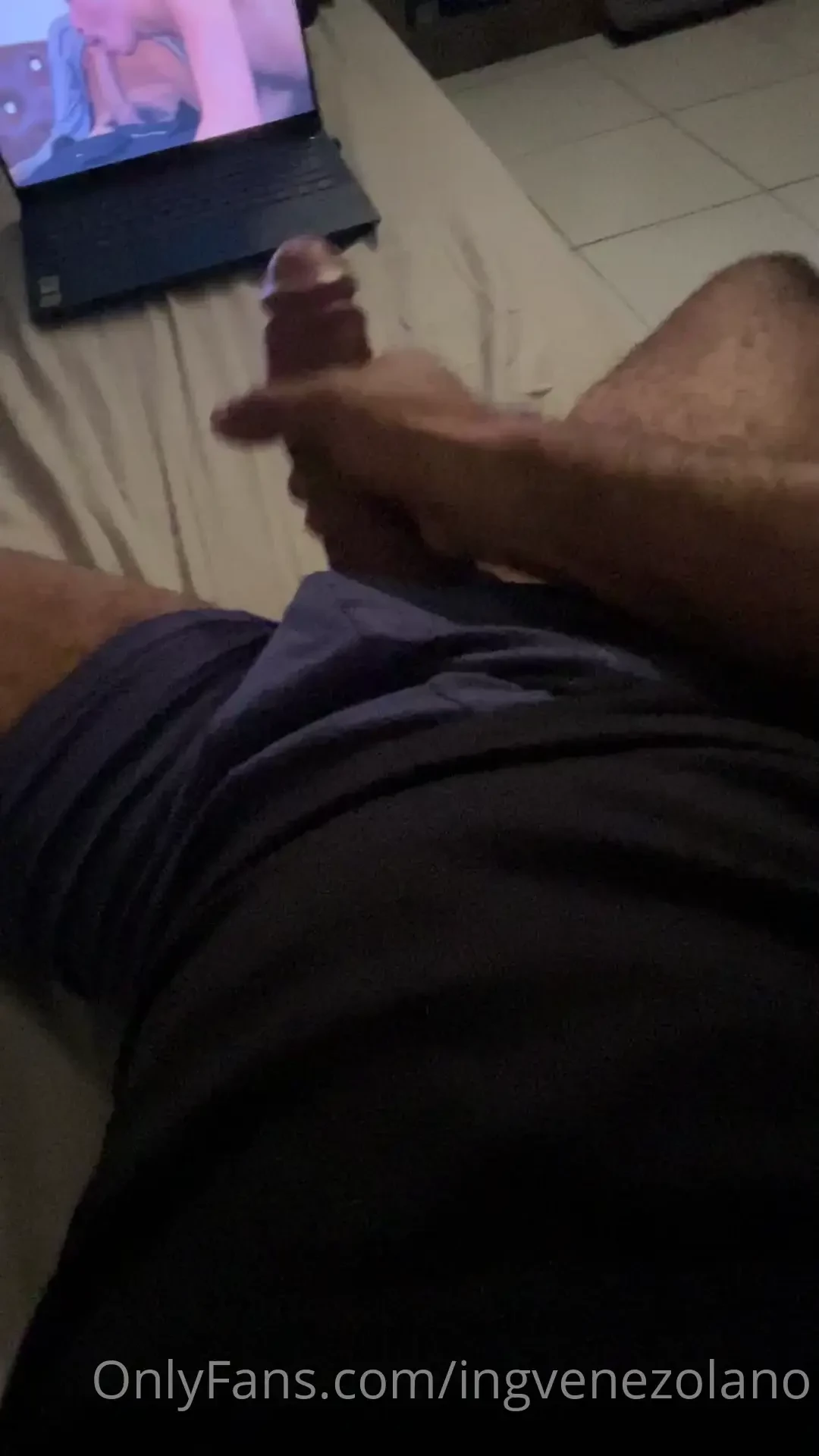 Estaba viendo porno y se me puso dura la verga like si deseas ver el 