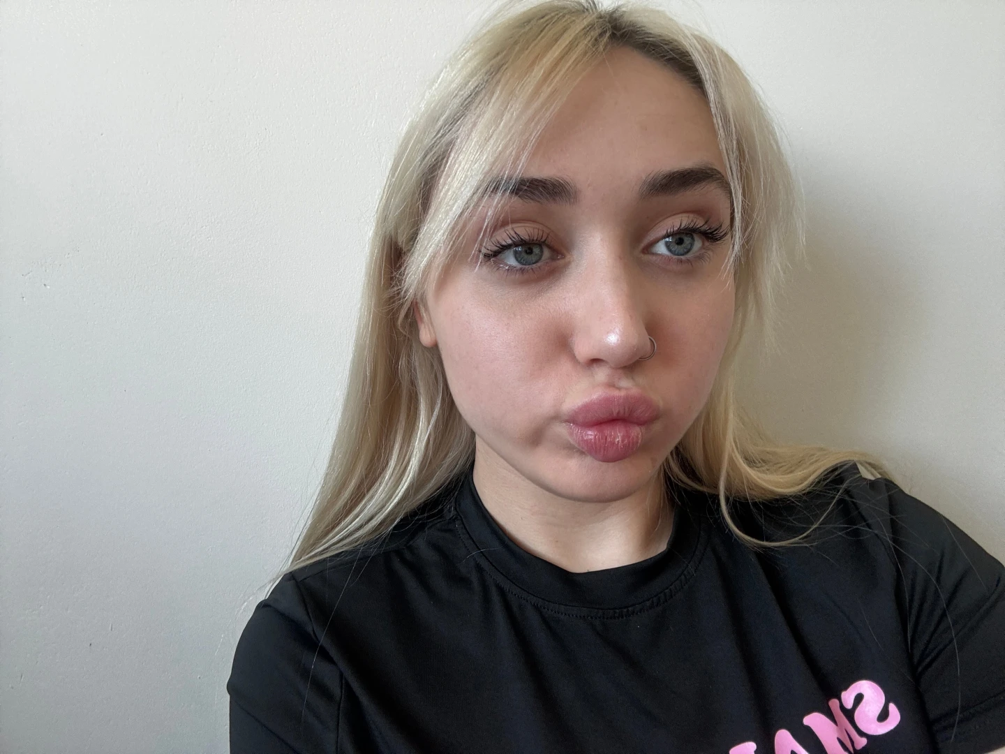 People would be happier if there were more kisses 