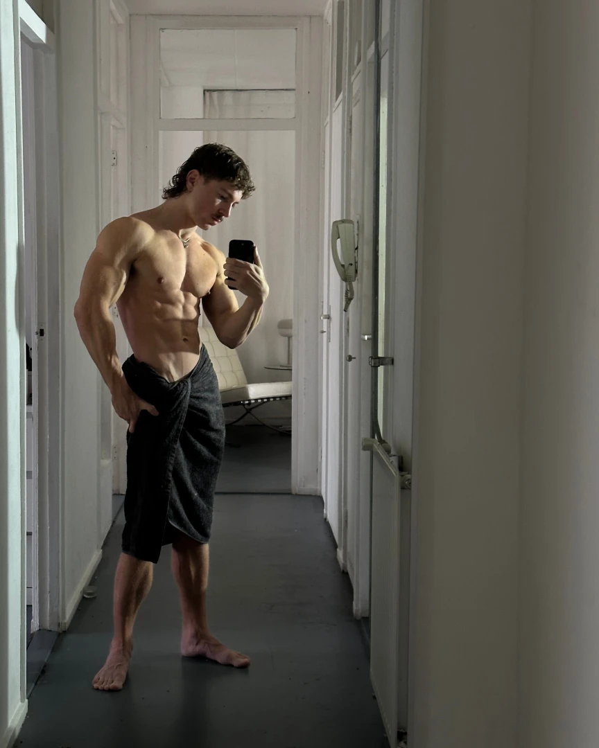 I m your morning muscle boy who s in for a flex show 