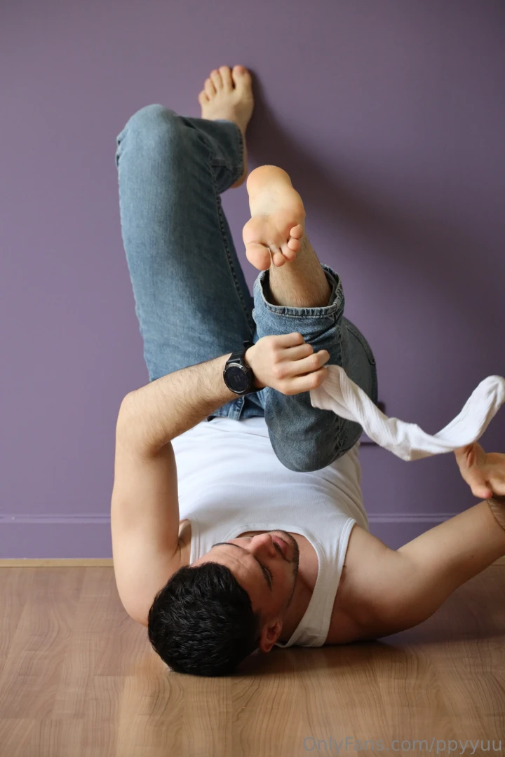 Any feet fetish dm me for more feet contents master 