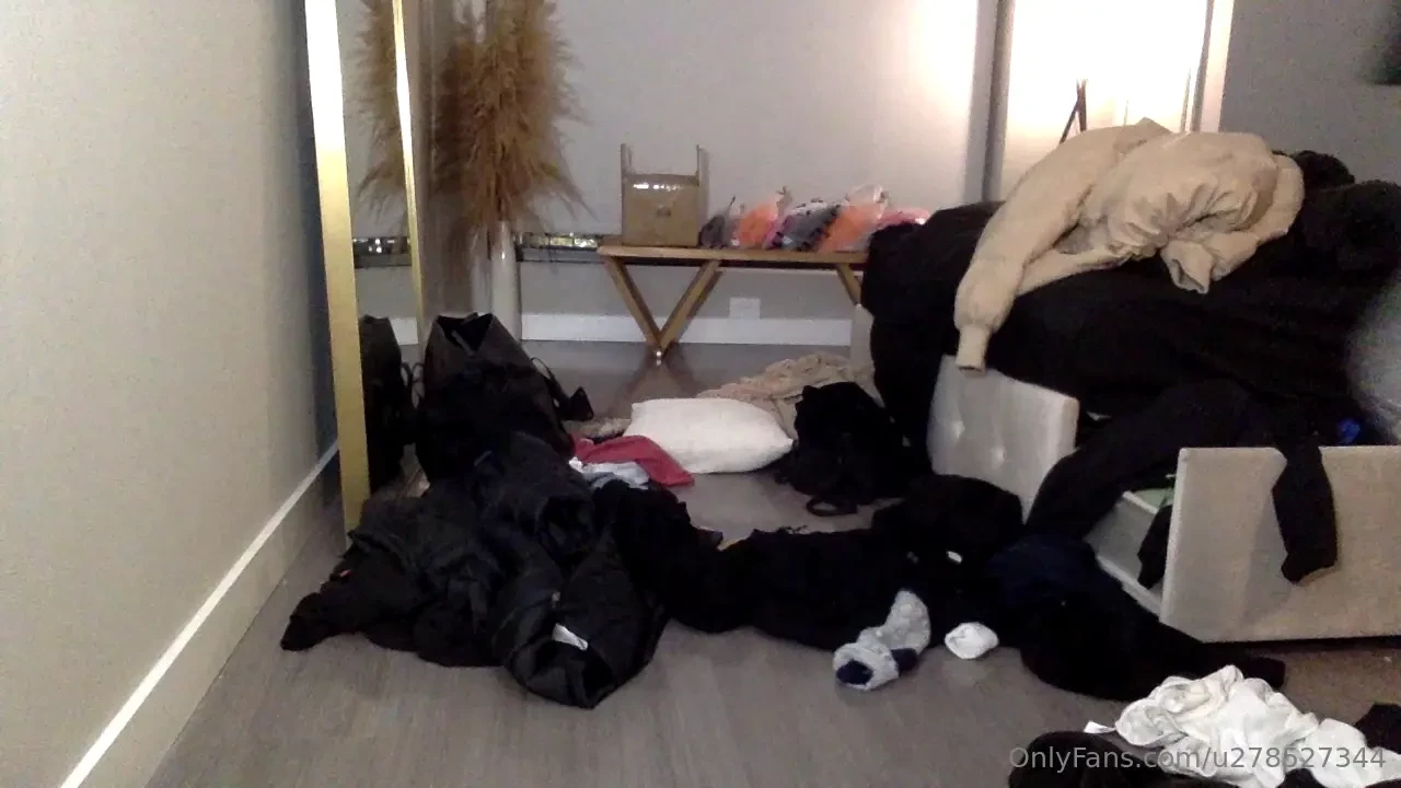 Cleaning my veryyy messy room ps sorry its a bit blurry - had to film 