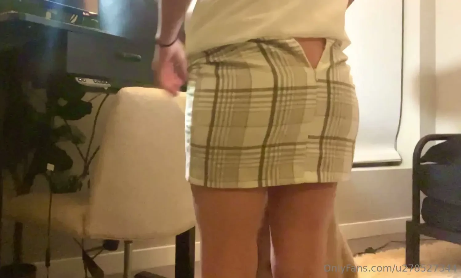 No underwear today and a broken zipper on the back of my work skirt 