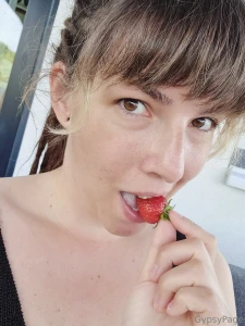 Frische erdbeeren geklaut aus nachbars garten schmecken doch immer am