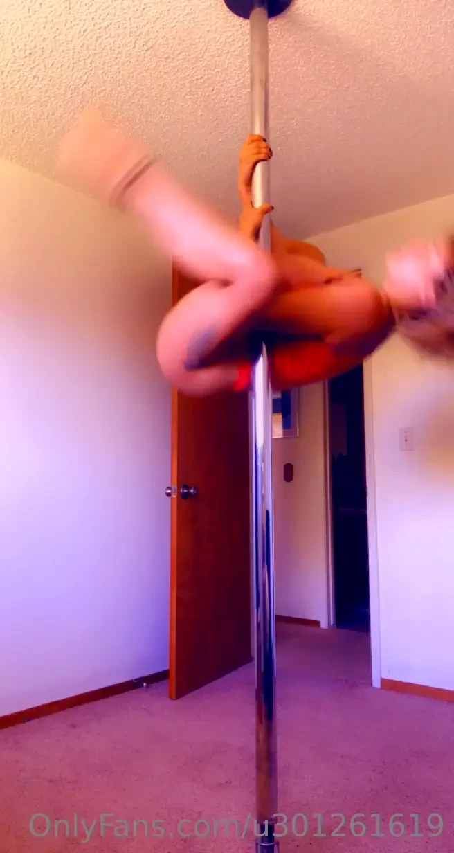 I love a good pole and shaking my ass for you 