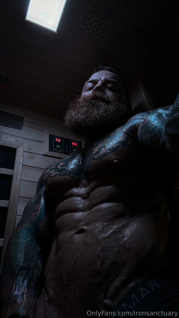 Come and get nice and sweaty with me 