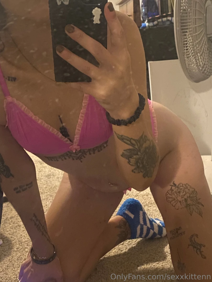 Hiiii kittens anyone want a custom pic or vid _ entertain me i m bored part 1 