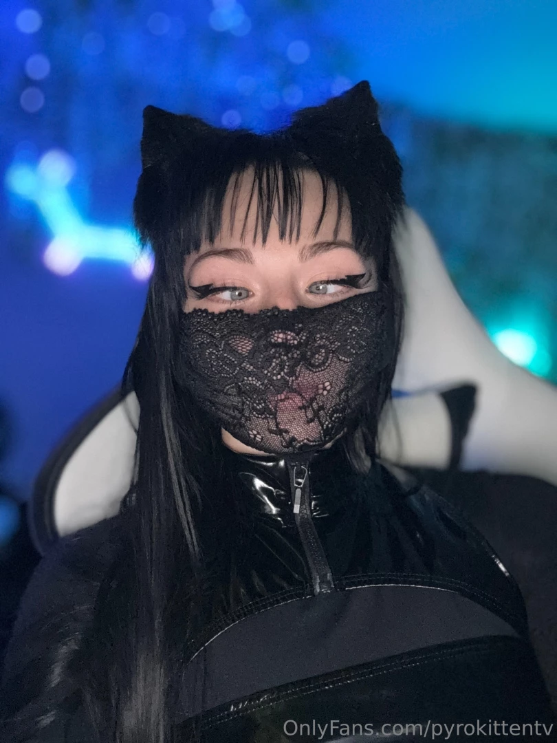 Guess my mood just from the eyes 