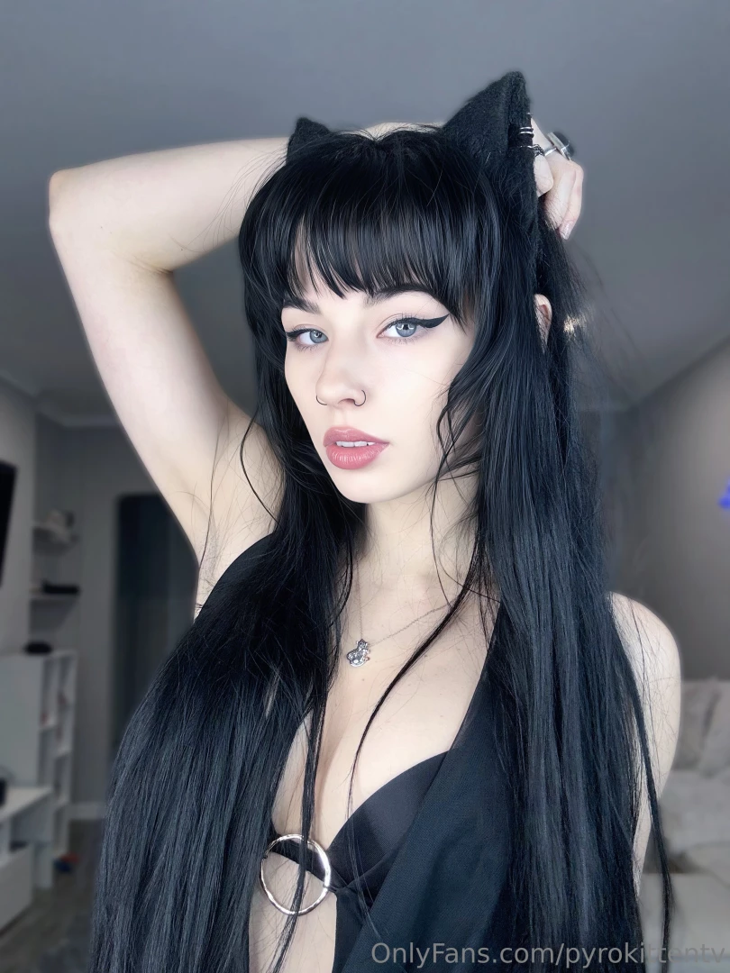 Yes the ears stay on always 