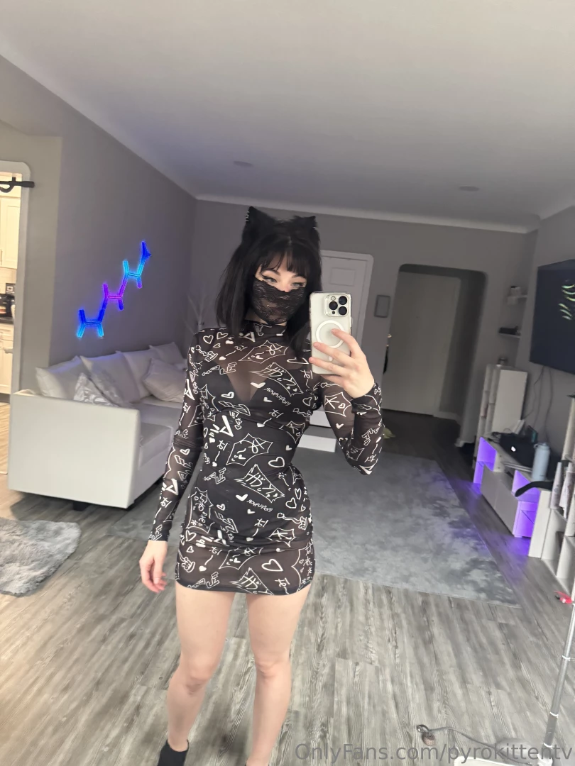 How many details can you count on this dress 