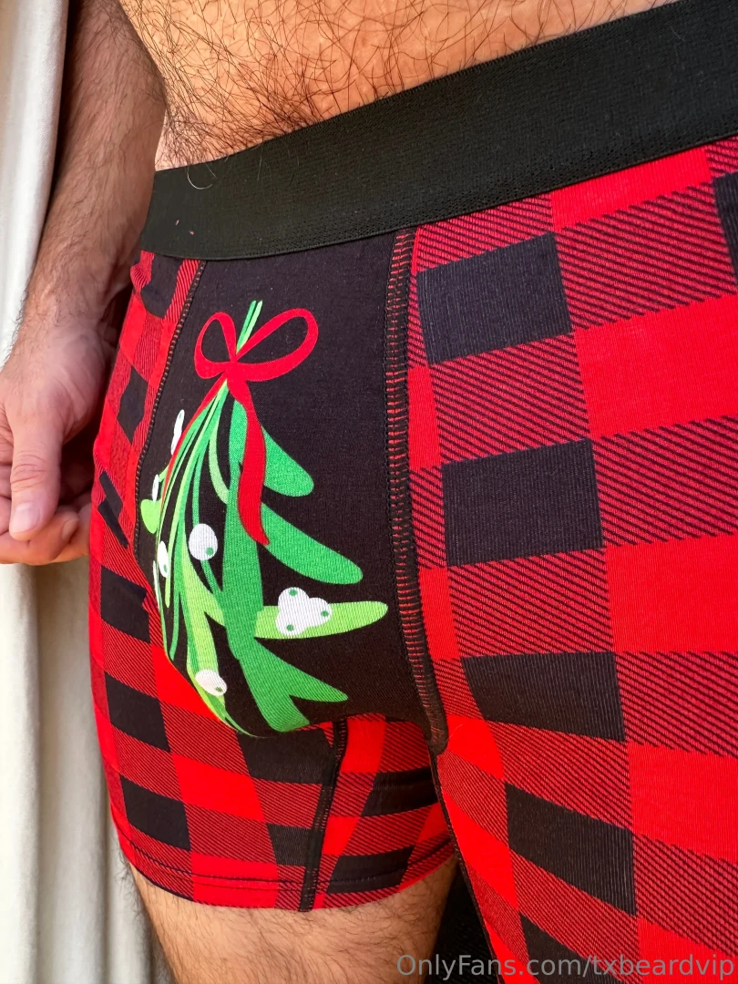 Does anyone still kiss under the mistletoe 