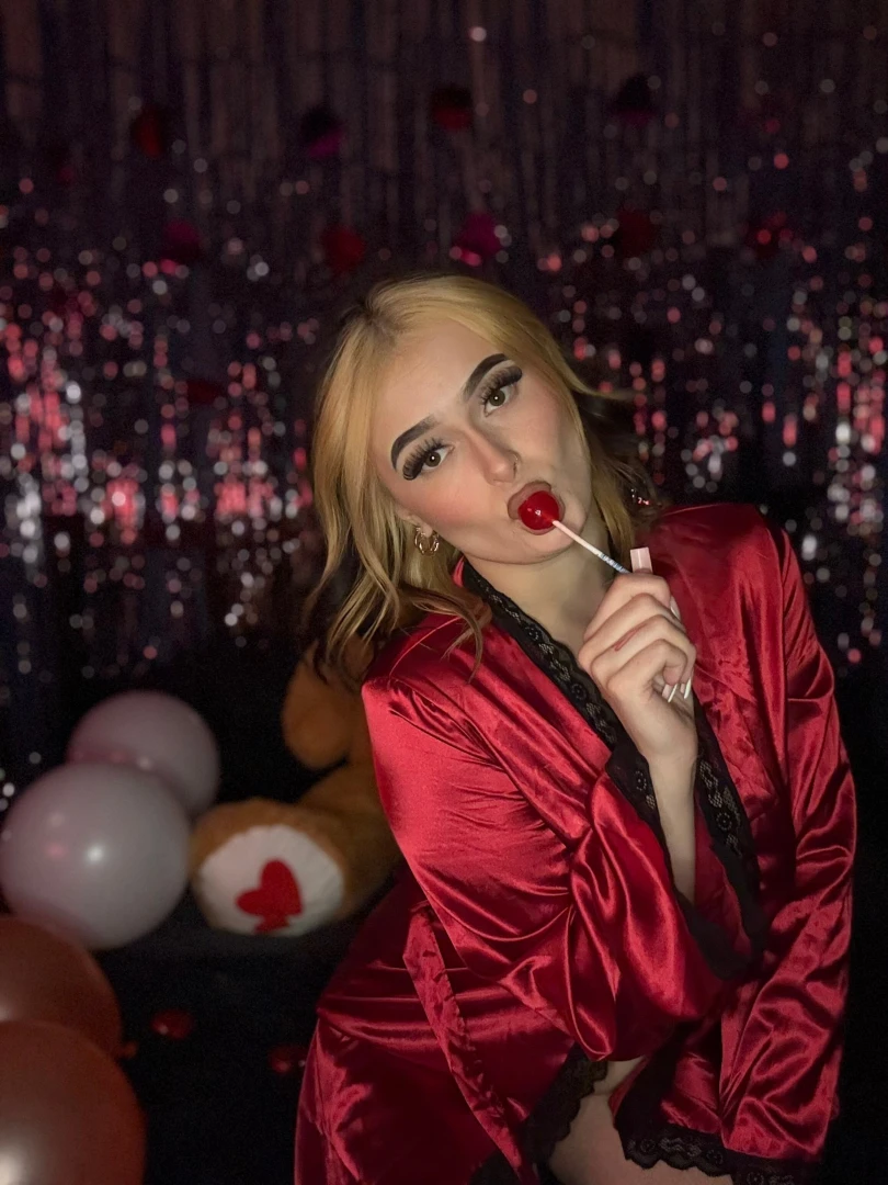 Lollipops are my favourite candy 