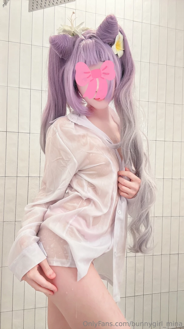 Keqing enjoying herself in the shower 