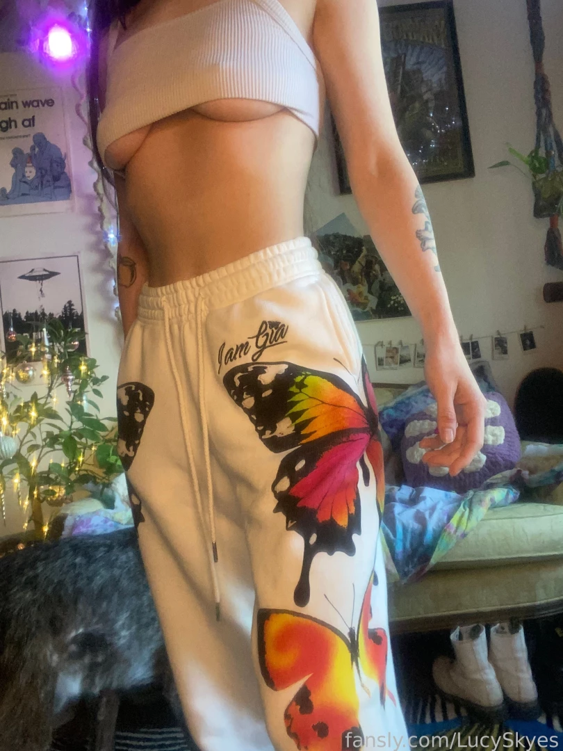 Got some comfy sweatpants this week goodwill is giving and its making 