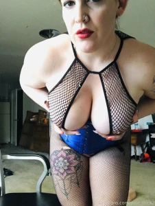 Can t deny it i got the curves to make you weak cum play with me