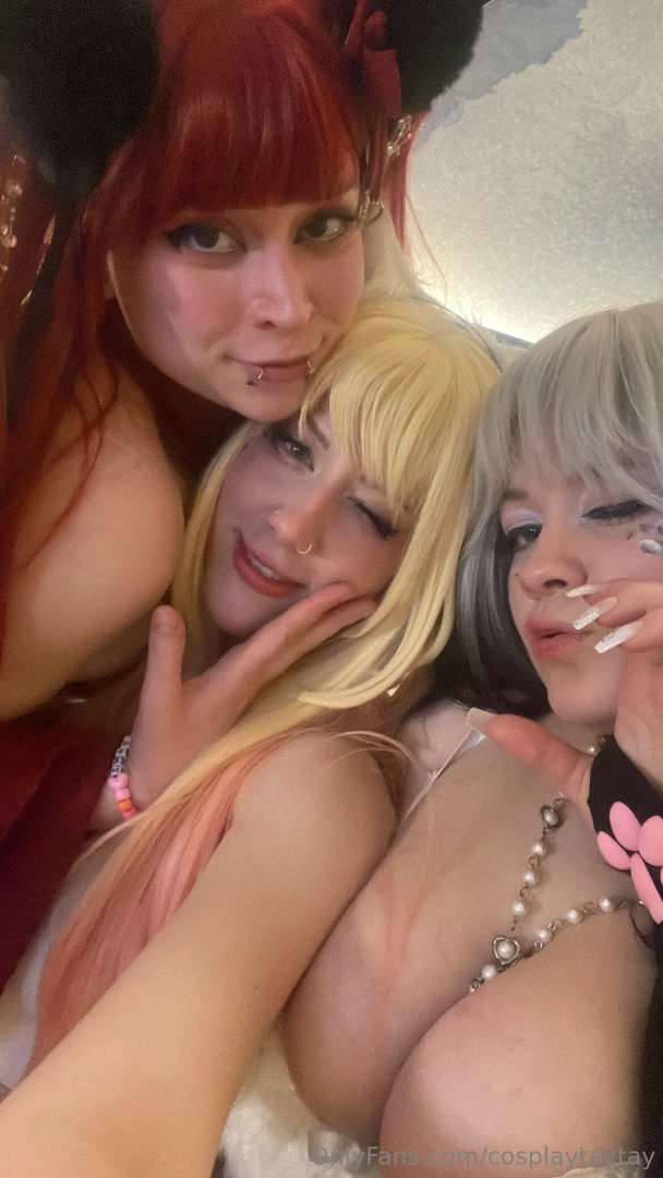 Dying to be smooshed between two hotties again already 