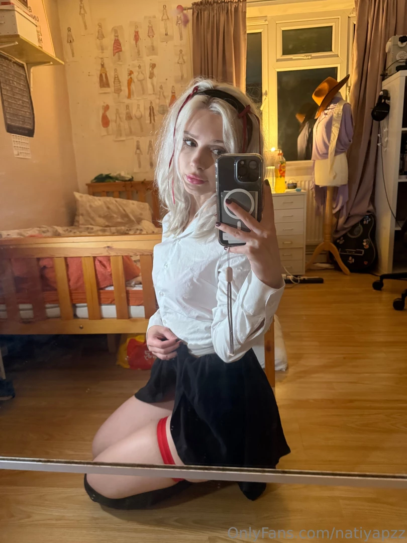 Preppy vibes sitting pretty on my knees 