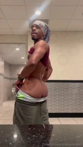 This nigga and his homie was cat callin me in the gym so i tested his