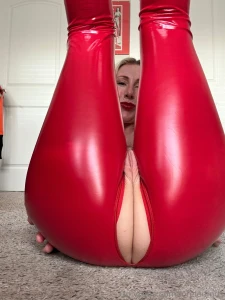 I wanted to give you the last of the red bodysuit pics to end the new part 11