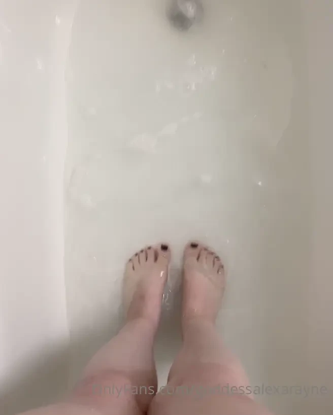 Fun splashing around in the tub with my toes 