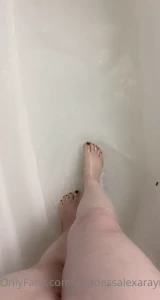 Fun splashing around in the tub with my toes part 1