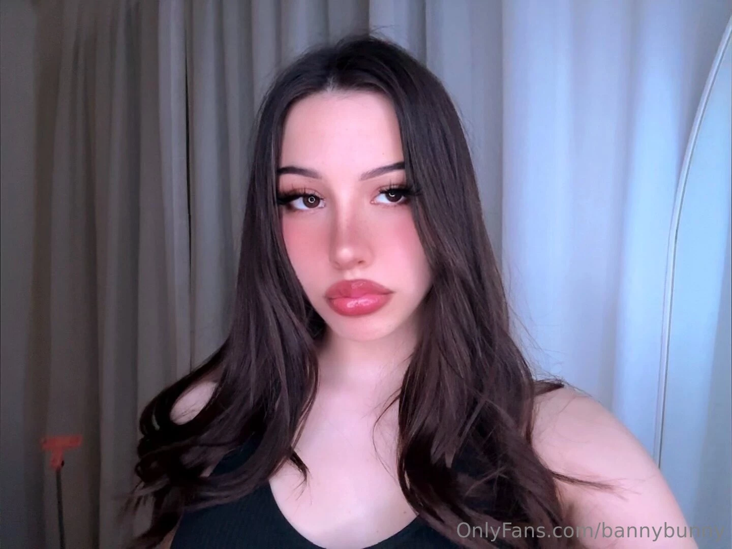 El piercing es fake como me queda uwu yo en todas las fotos 