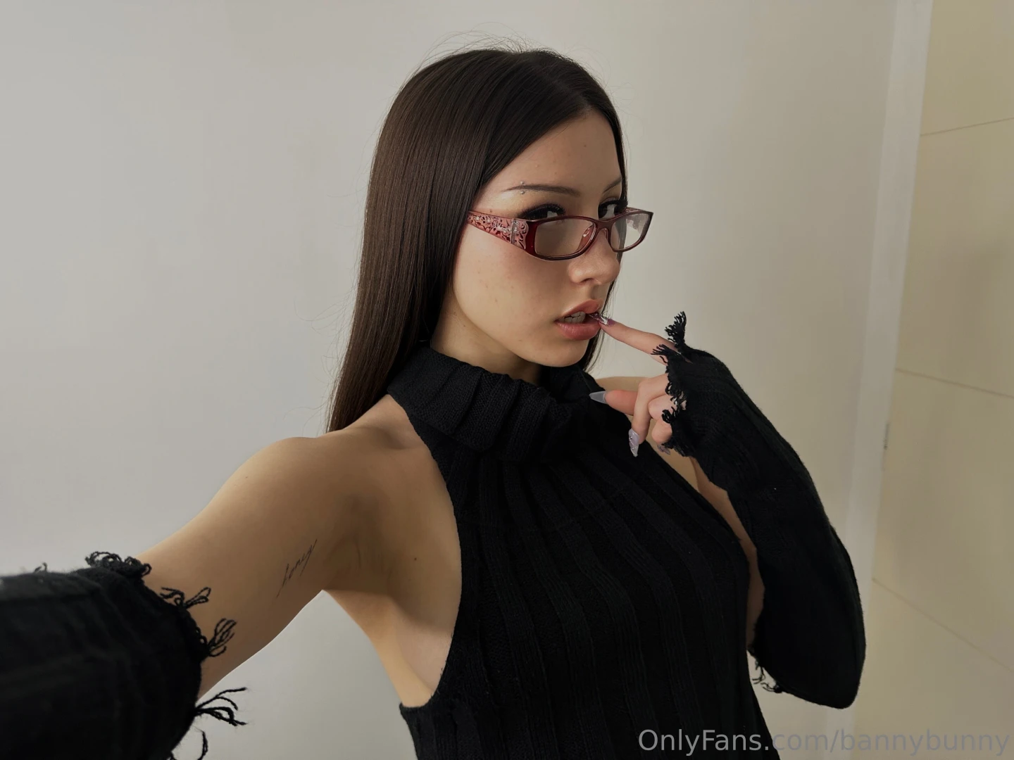 Quien me regala la cirug a de tetas por cierto me estoy maquillando 