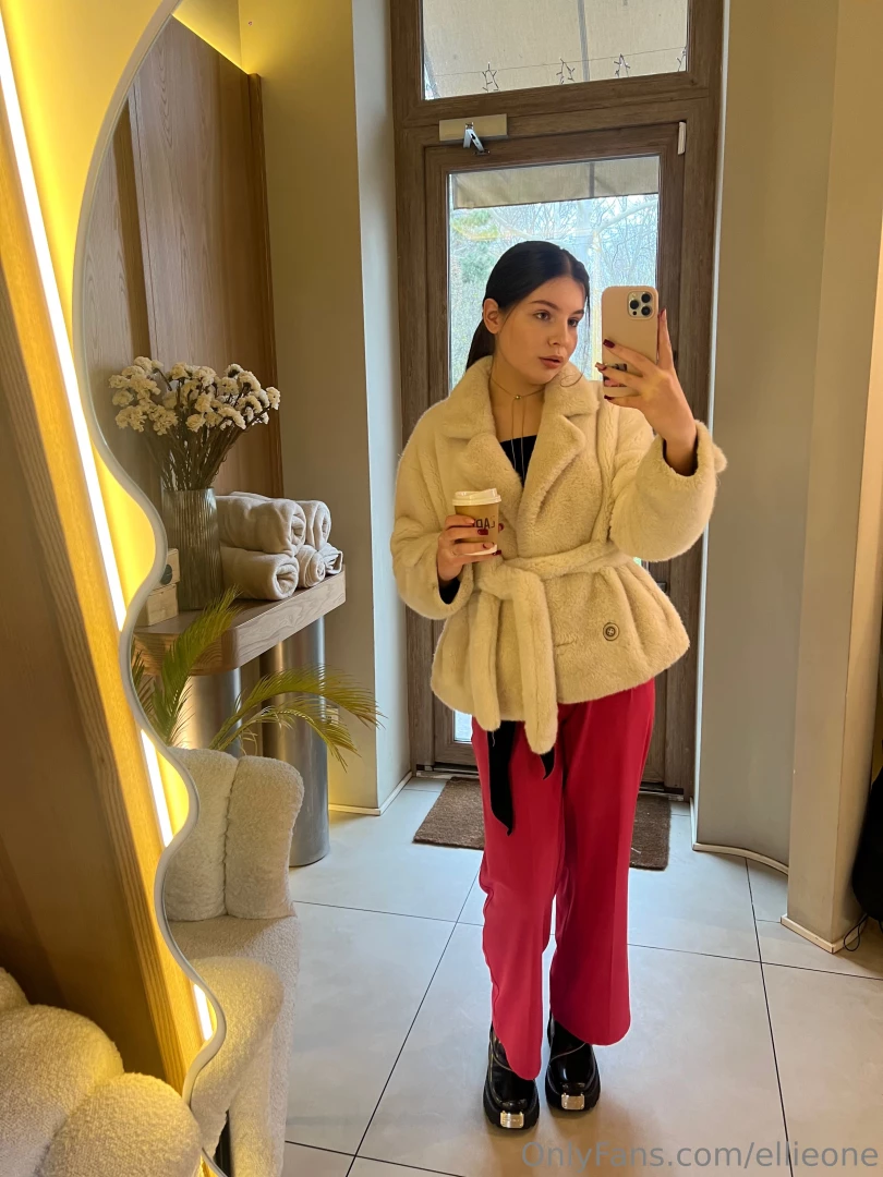 Yep as you ve probably noticed i just really love mirror selfies what 