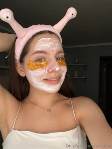 Good morning from a sun-kissed ellie sharing a pretty funny selfie