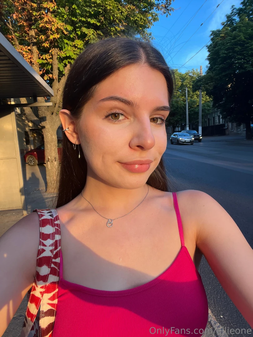 I don t even know what makes you happy cause here i am right in front 