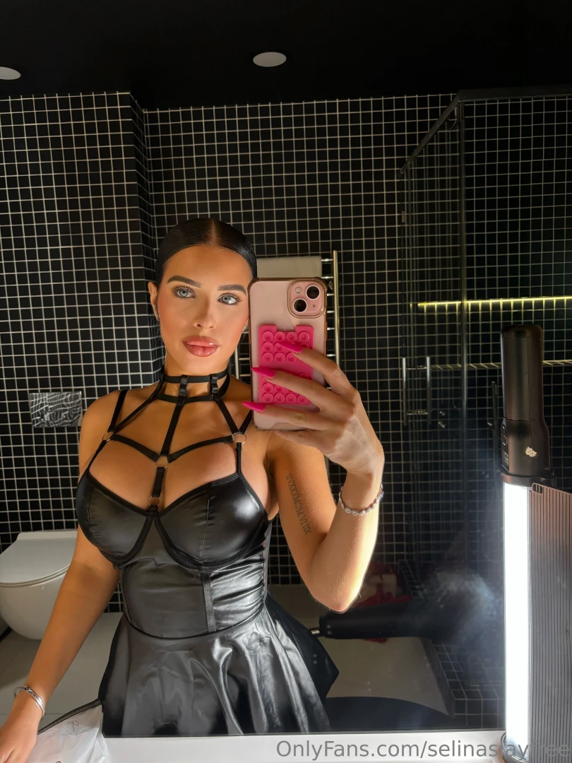 Feeling extra horny and wet let me know your naughtiest request 