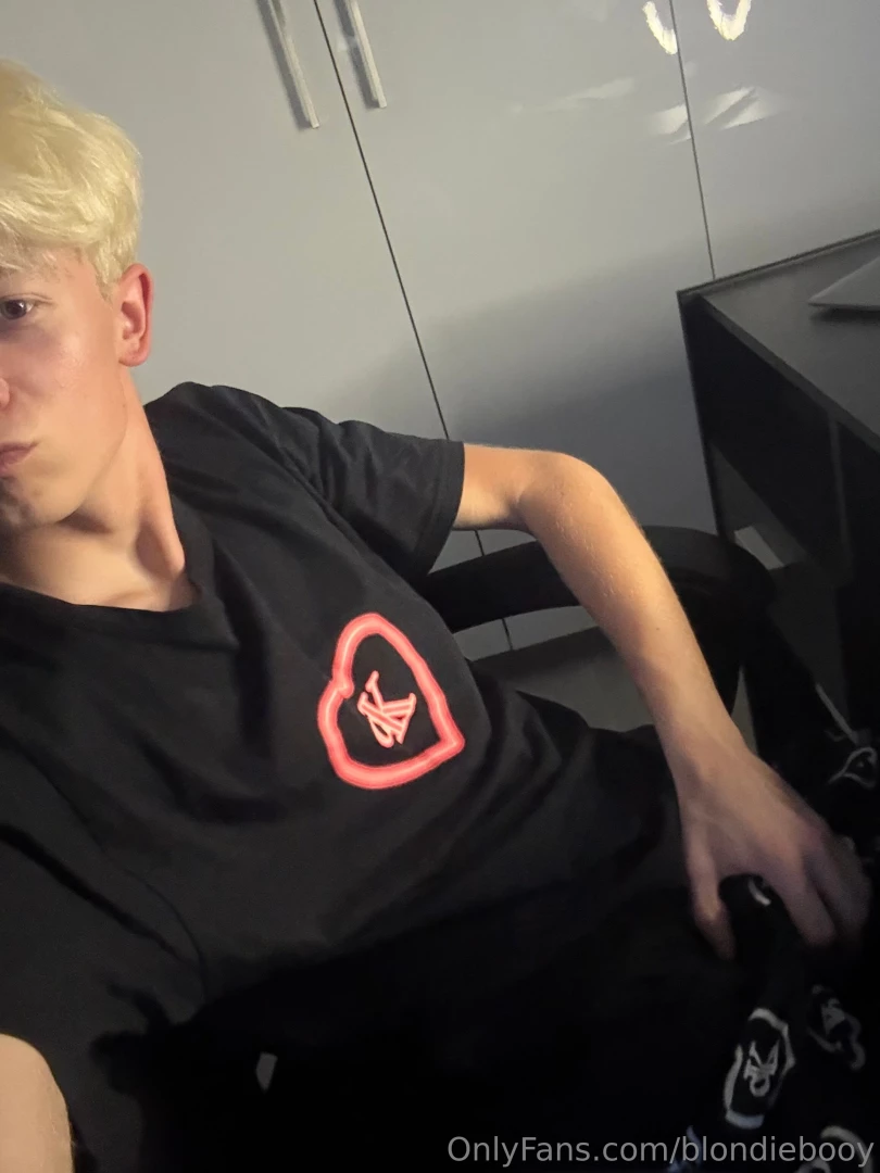 Feeling soo horny while doing my homework 