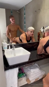 Let s have a little time with my cousin before someone arrives and i