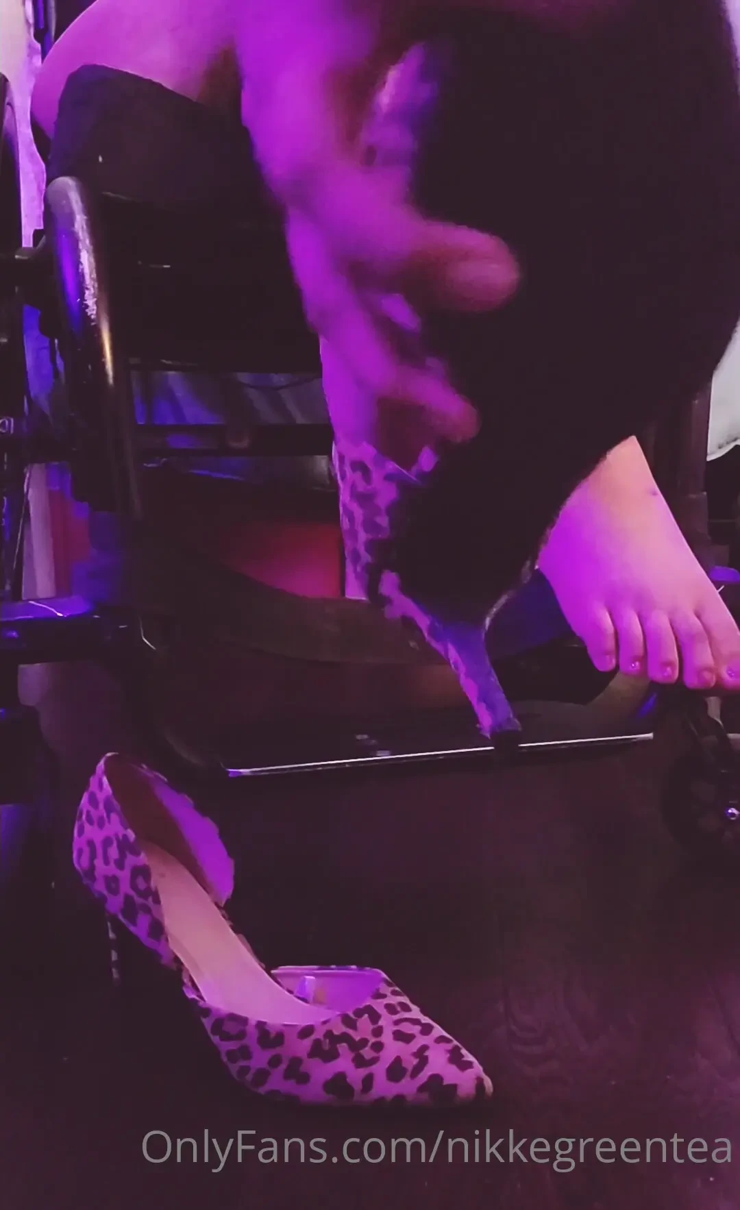 Watch me take off my heels 