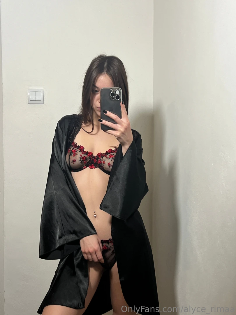 My fingers are getting bored wanna help me entertain them 