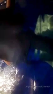En la piscina desnuda