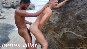 Eu fui caminhar na praia e encontrei meus colegas olha o que aconteceu