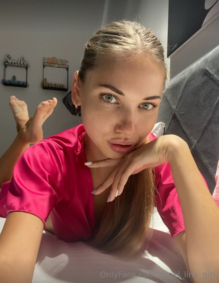 College cutie newbie softlyhannah wants to show how wet she is this part 1 