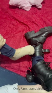 Quit ndome las botas despu s de un largo d a de trabajo mis pies