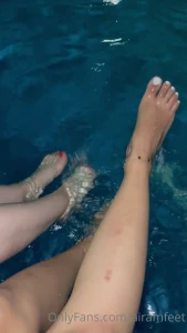 Mi amiga alexandra y yo metiendo los pies a la alberca para