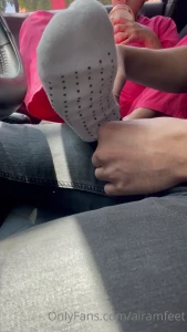 Masaje mini foojob y terminan en mis pies mientras me tomo un caf mi