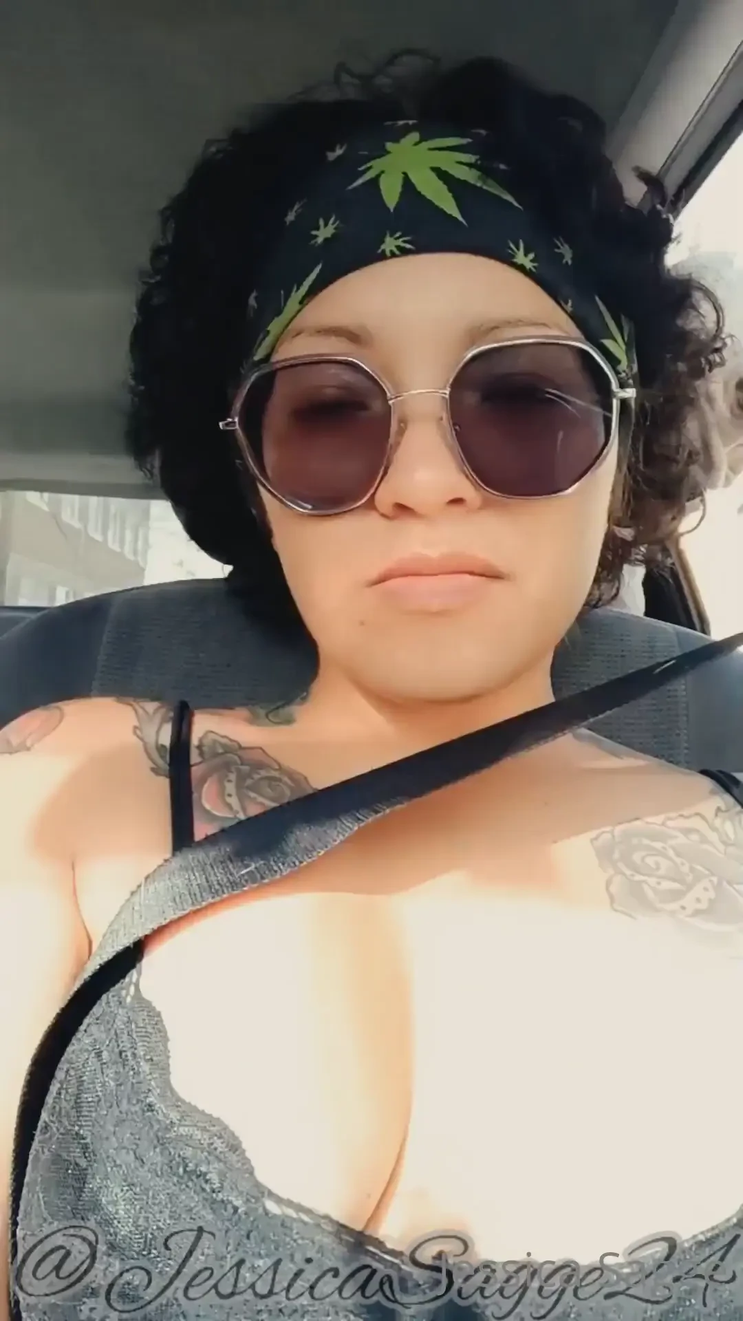 Exibiendo mis tetas me gusta que me den mordiscos leves en los pezones 