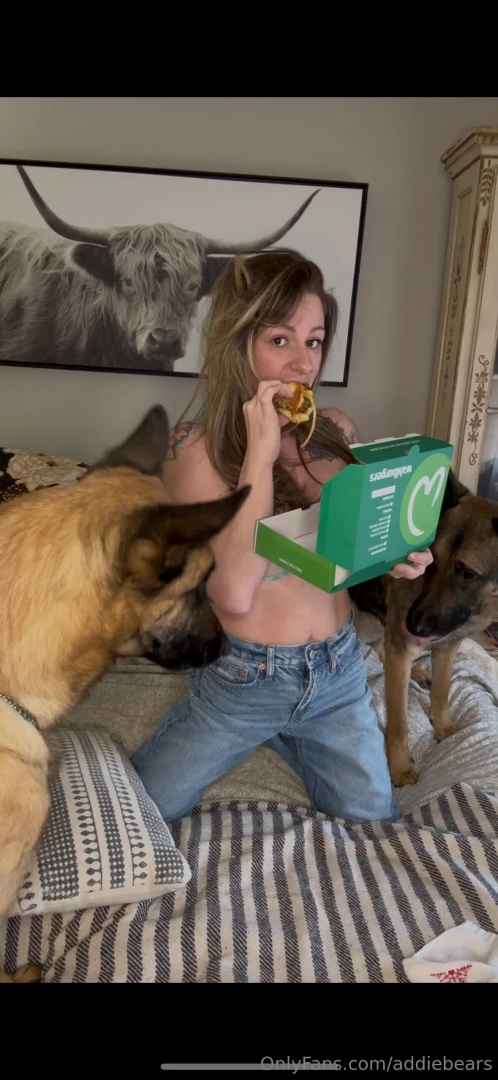 Who wants to have snacks in bed with meeeee 