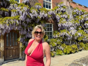 Hampton court once had one of the most magnificent gardens in the part 11
