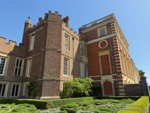 Hampton court once had one of the most magnificent gardens in the part 4