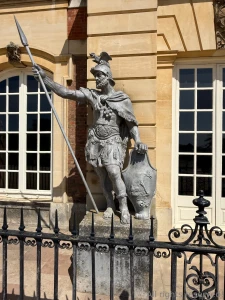 Hampton court once had one of the most magnificent gardens in the part 10