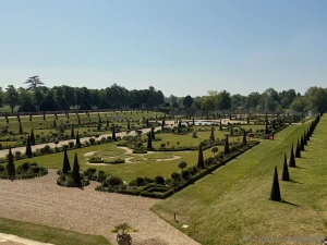 Hampton court once had one of the most magnificent gardens in the part 5