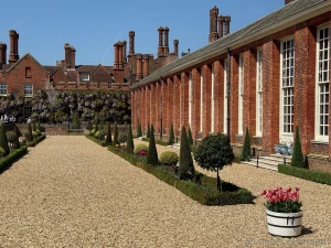 Hampton court once had one of the most magnificent gardens in the part 6