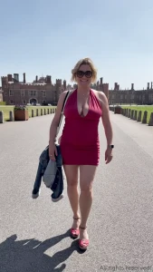 A small walk to the entry of hampton court palace definitely a place part 3