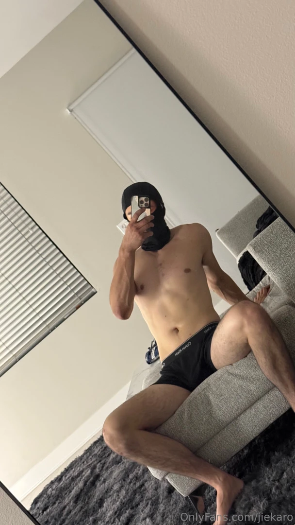 Feeling horny might just touch myself rn 